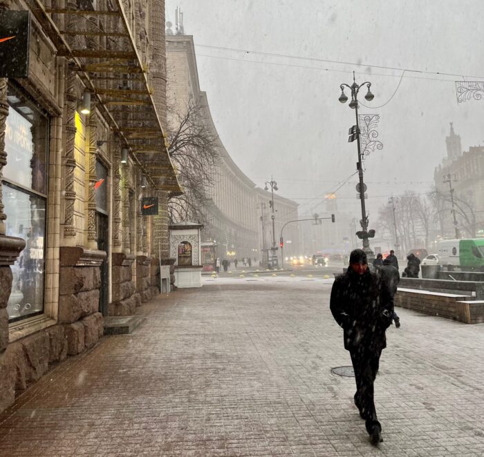 Bild på en gata i Kiev med byggnader och trottoar. Fotograf Andreas Berg.