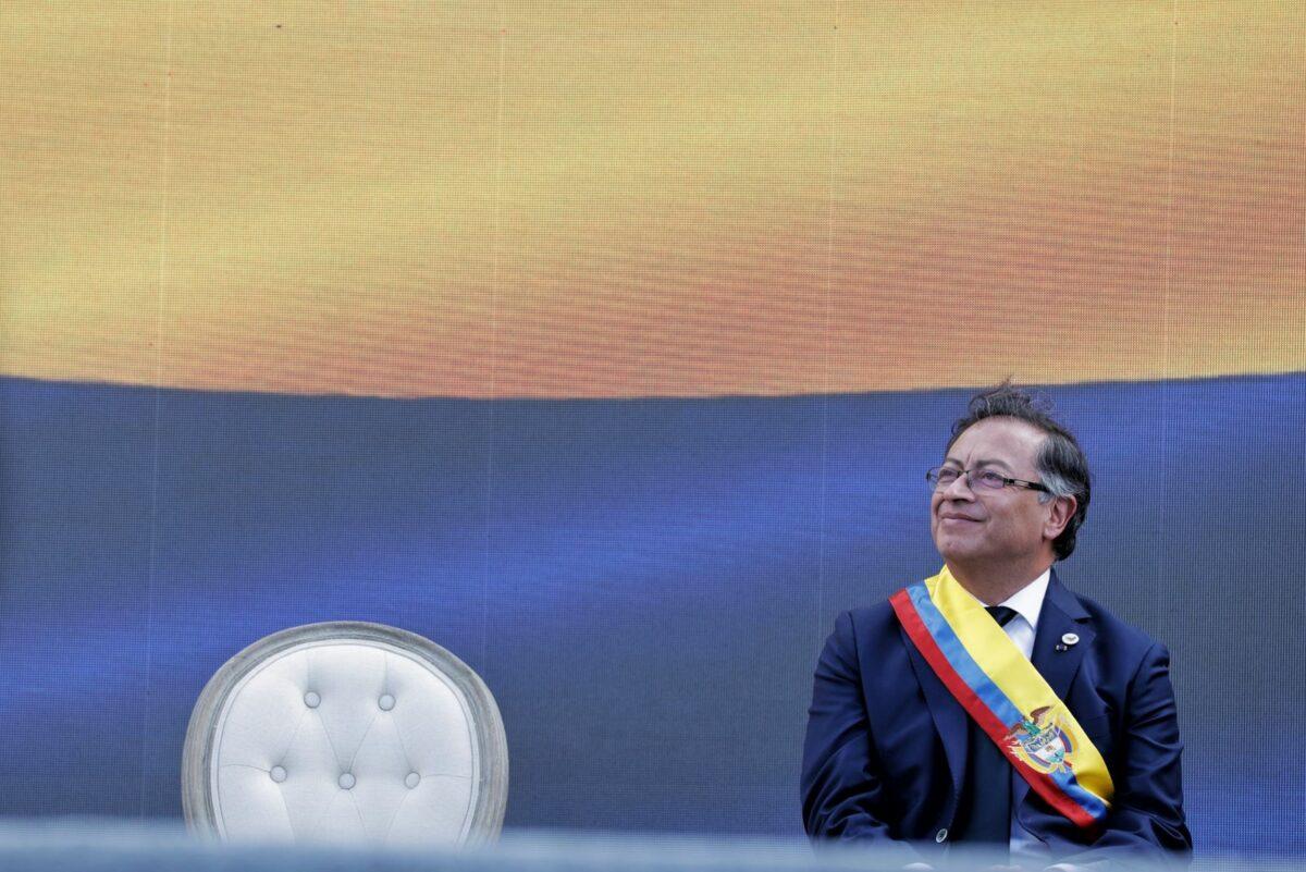 Gustavo Petro framför en stor projektion av Colombias flagga vid tillträdandet av presidentposten.